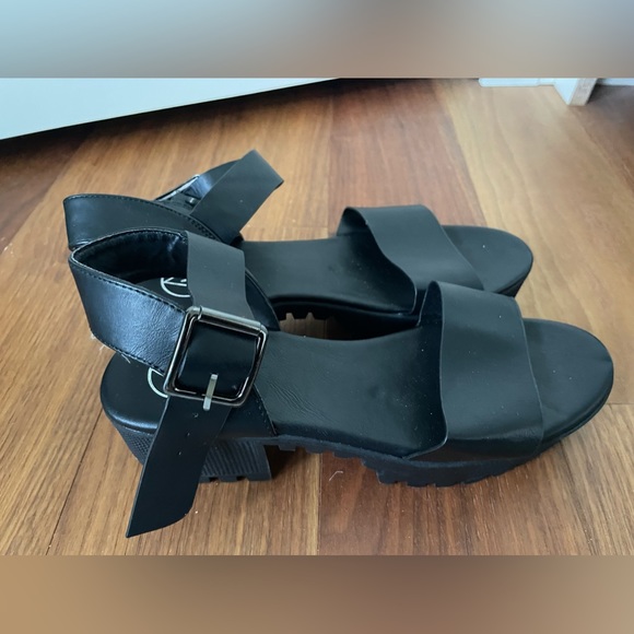 ASOS Black Pump - Picture 2 of 3